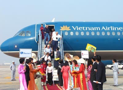 Vietnam receives more tourists in November - ảnh 1